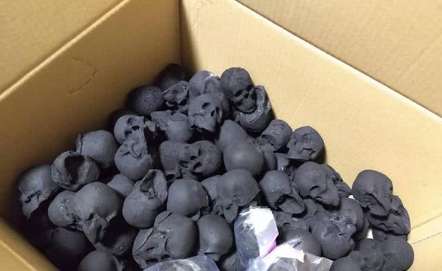 pg电子平台日本网友吐槽：买了骷髅形状的木炭(图1)