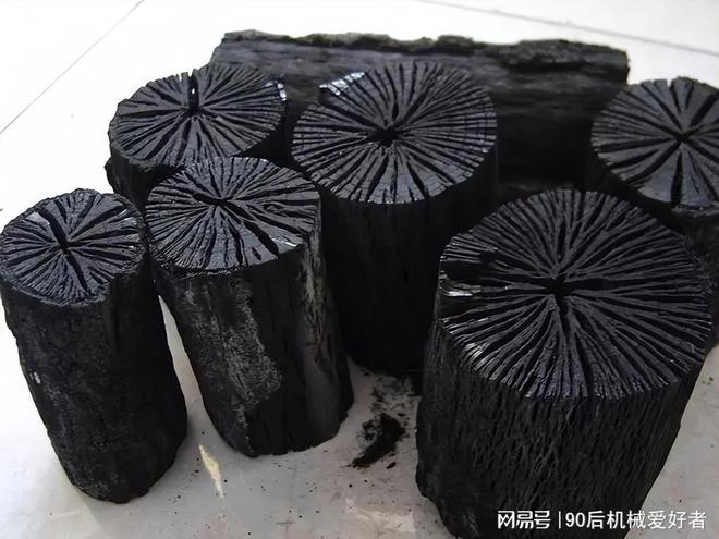 pg电子平台烧烤摊上用的木炭你知道是什么样的炭吗？是用什么设备做成的？(图5)