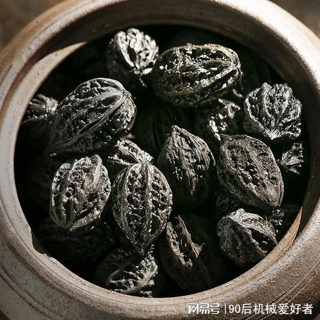 pg电子平台烧烤摊上用的木炭你知道是什么样的炭吗？是用什么设备做成的？(图6)