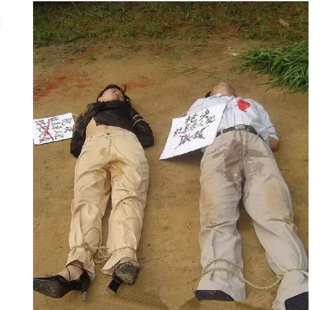 pg电子平台90年代两个死囚犯被枪决后的照片尸体倒在地上正在等待着收尸(图1)