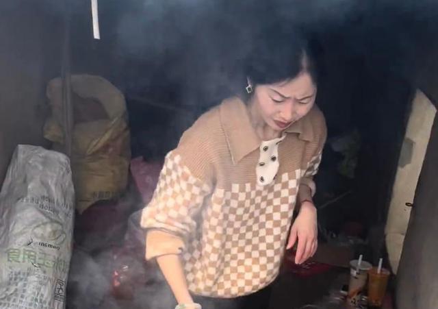 江苏一女pg电子平台子在家烧烤烧烤位置遭热议。网友：环境一流(图2)