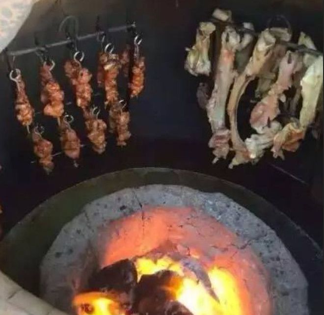 揭秘：新疆人吃烧烤就会用炭烤？看看几个“奇葩”的做法pg电子平台(图3)
