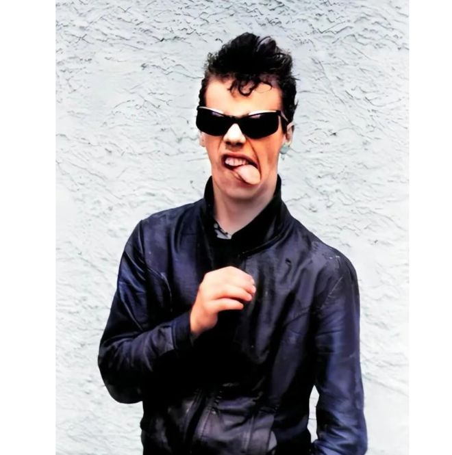 70年代摇滚青年梅德韦杰夫的照片戴着墨镜pg电子平台夸张耳环伸着大舌头(图1)