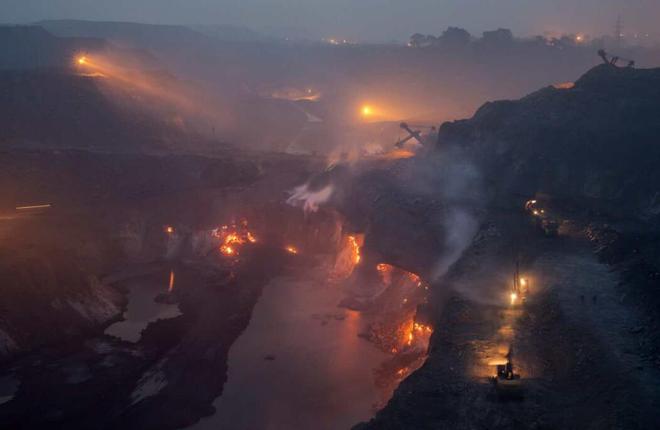 贺兰山的煤炭燃烧了300年损失达上pg电子平台百亿不能用水灭了吗？(图9)