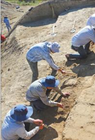 村民挖出一堆木炭考古队连挖15年出土一件山pg电子平台西“镇馆之宝”(图1)