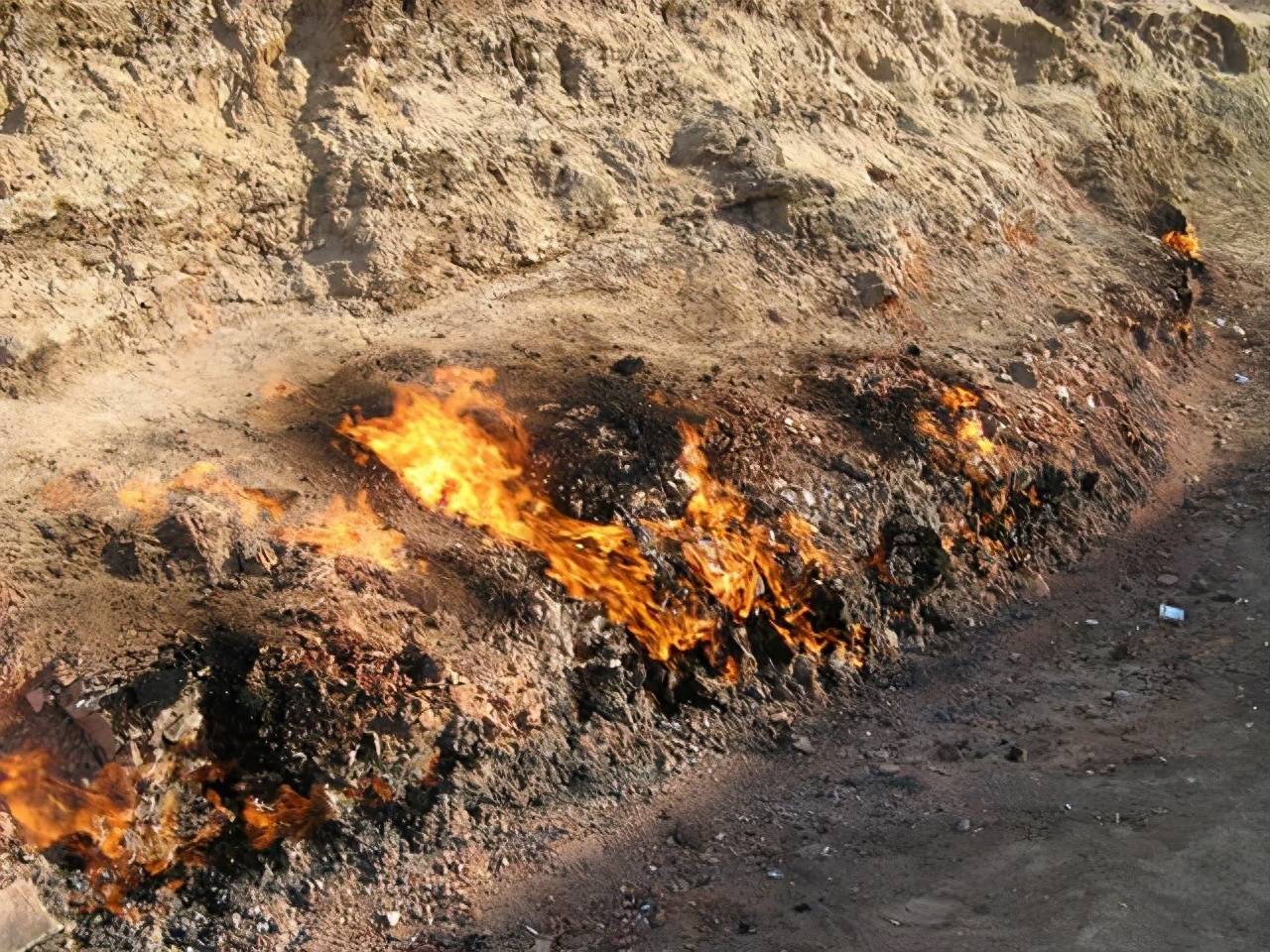 PG电子平台：贺兰山煤炭已经燃烧三百多年每年损失超十亿为何不灭火(图2)
