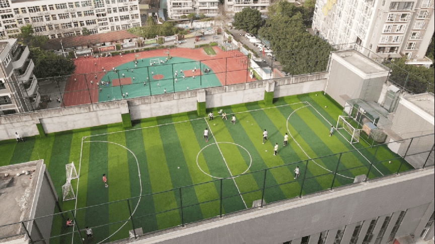 PG电子向天借地向上生长 成都市七中育才学校学道分校楼顶运动场景再上新(图1)
