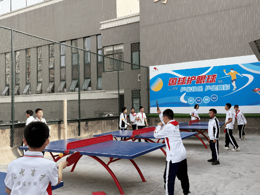 PG电子向天借地向上生长 成都市七中育才学校学道分校楼顶运动场景再上新(图2)
