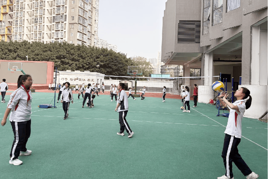 PG电子向天借地向上生长 成都市七中育才学校学道分校楼顶运动场景再上新(图3)