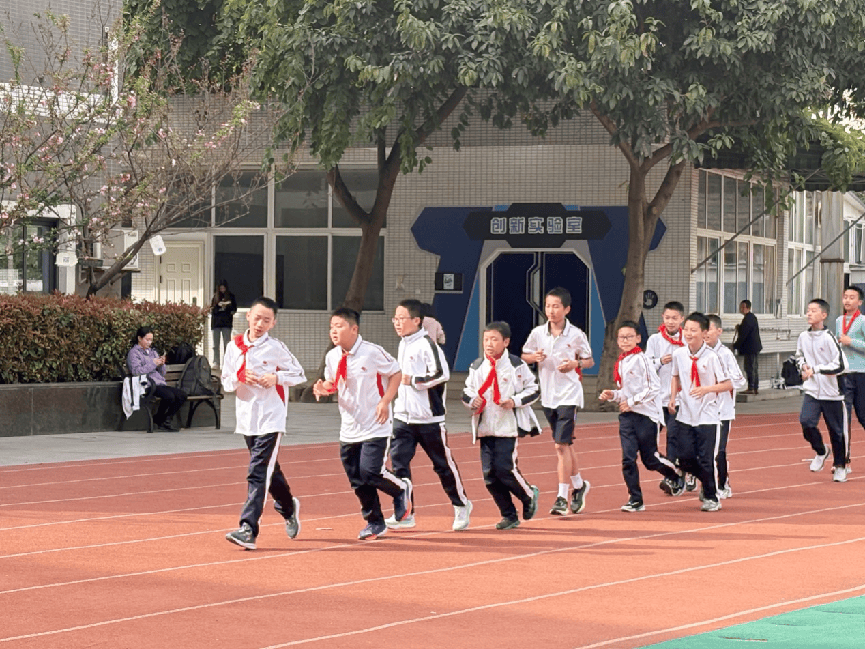 PG电子向天借地向上生长 成都市七中育才学校学道分校楼顶运动场景再上新(图4)