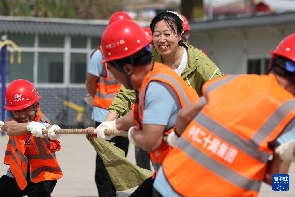 PG电子平台工地趣味运动迎“五一” 新华网(图1)